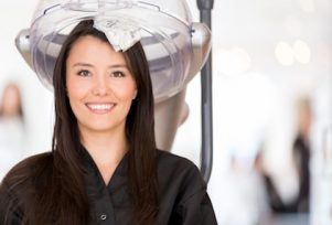 5 sprawdzonych porad, jak zapobiegać blaknięciu koloru włosów
